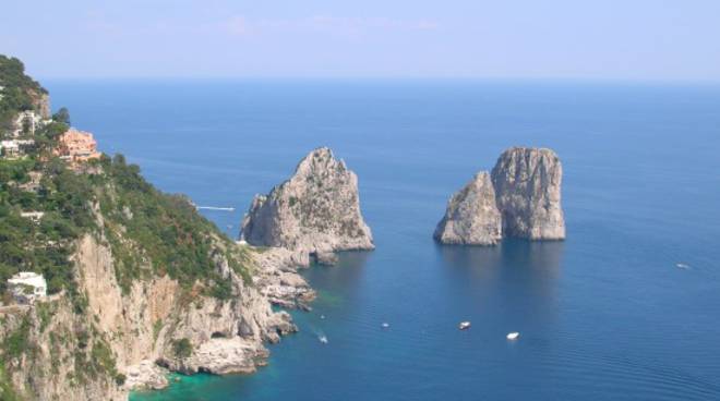 TORNA IL TRADIZIONALE APPUNTAMENTO D´AUTUNNO CON LA GARA DI PESCA A TRAINA  COL VIVO NELLE ACQUE DI CAPRI - Positanonews