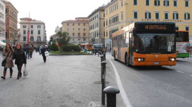 Piazza Cavour Diventa Pedonale Spuntano Colonnine E Catene Positanonews