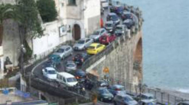 ravello-atrani-traffico-in-tilt-per-camion-contro-tubature-gas.jpg