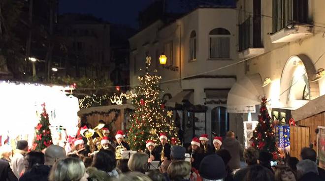 Immagini Fantastiche Di Natale.Positano Fantastica Aria Di Natale Con L Accensione Dell Albero Ed I Mercatini Ai Mulini E A Montepertuso Video Positanonews