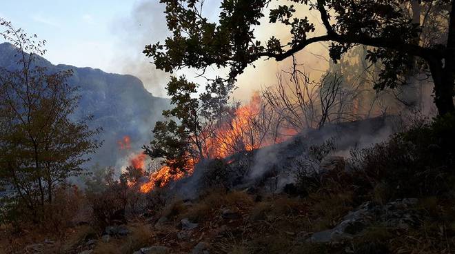 incendio-sant-angelo-versante-cava-dei-tirreni