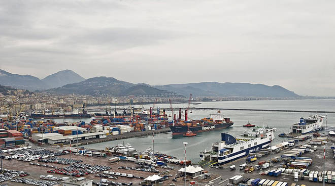 Al porto di Salerno Suv imbarcato per un paese africano