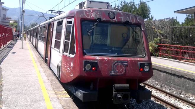 Circum Fermate Cancellate Per Il Treno Da Napoli A Sorrento Eav Mediocre Ed Incapace Positanonews