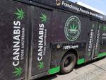 Autobus dell’Eav con la pubblicità di un cannabis store
