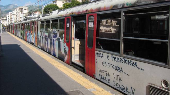 Furto di un trolley sul treno della Circumvesuviana diretto a Sorrento