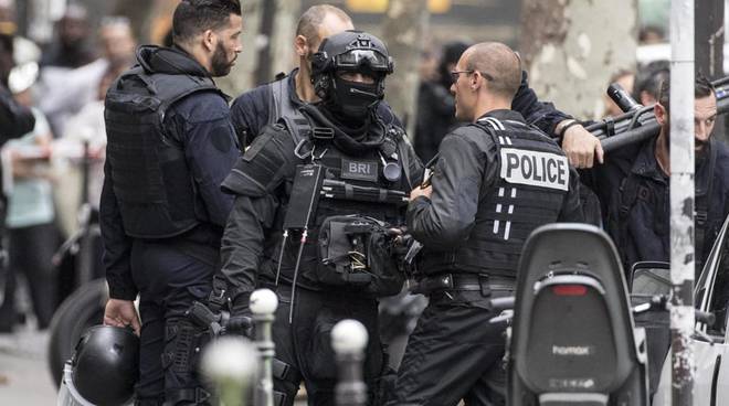 Parigi, un uomo accoltella due donne e ne ferisce una terza. L’Isis rivendica