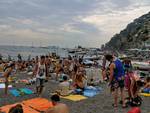 spiaggia libera affollata positano