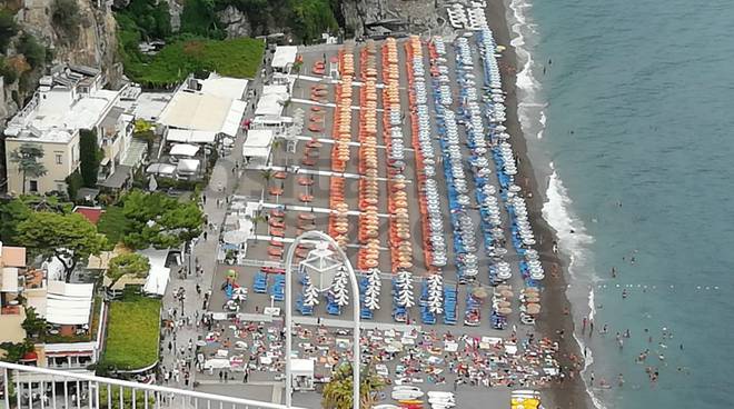 spiaggia libera affollata positano