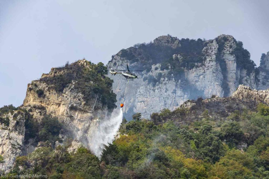 Positano, operazioni spegnimento incendio SS163