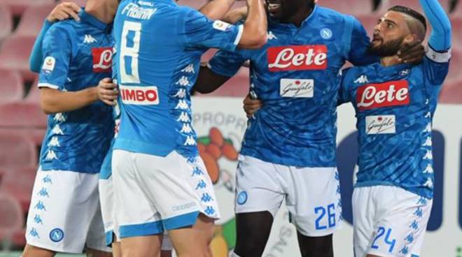 Lo show del Napoli  anche  le stelle di Fuorigrotta ballano con Mertens e Insigne