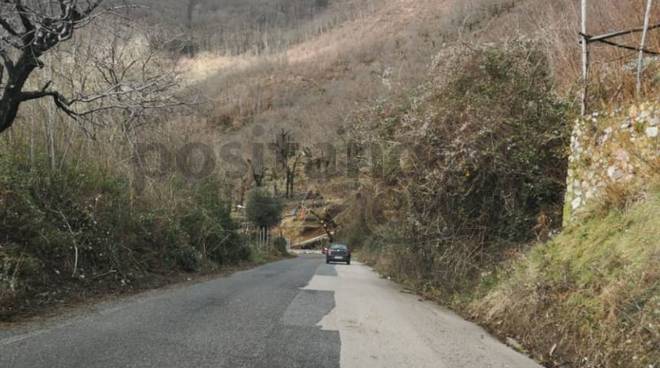 Valico di Chiunzi abbandonato buche e spazzatura ne fanno da padrone