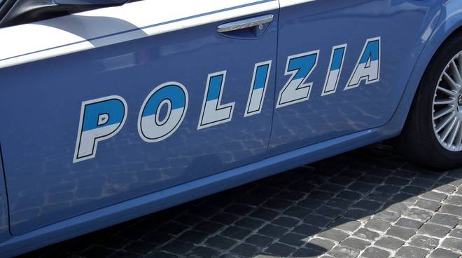 Poliziotto aggredito con una zappa