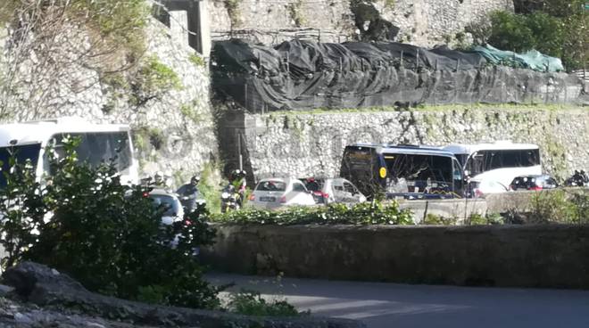 Costiera Amalfitana Pullman Intasano La Strada Per Ravello Tutto Bloccato Da Castiglione Video Positanonews