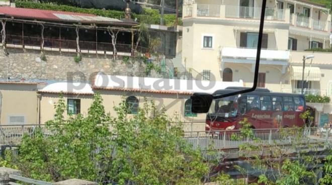 Costiera Amalfitana, bus parcheggiati lungo la statale e traffico