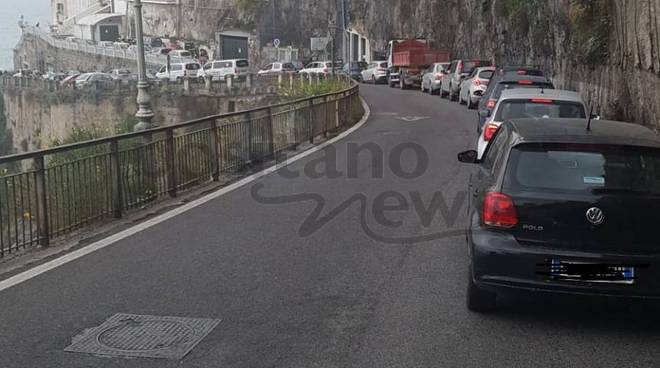 Positano-Vietri: Continua il traffico anche di pomeriggio. Rimandato di un'ora un funerale