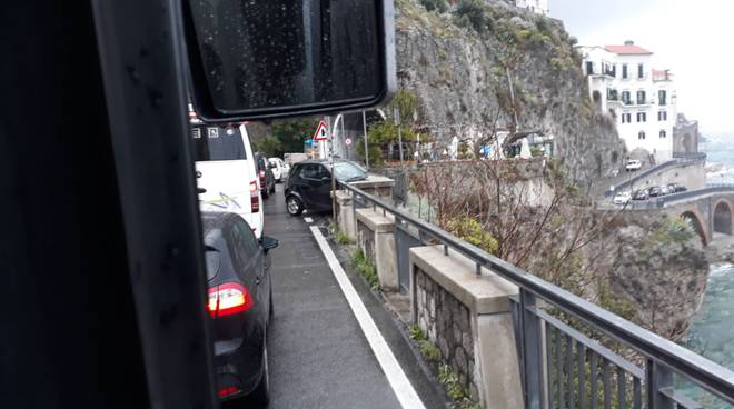 TRAFFICO INTASA LA COSTIERA - AUTO IN FILA COME CARRI BESTIAME