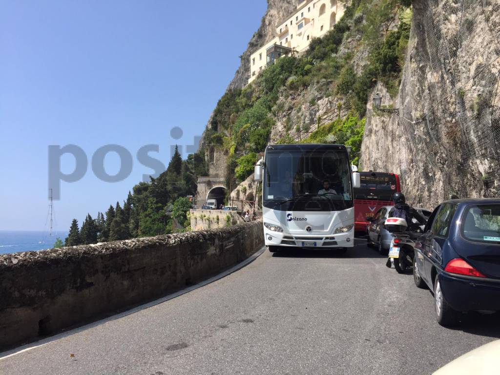 Amalfi preda del traffico tra le due gallerie