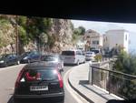 Amalfi preda del traffico tra le due gallerie