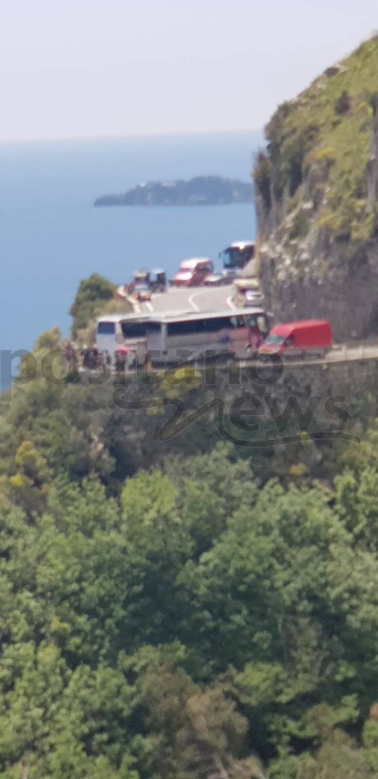 Positano megabus statale piazzole