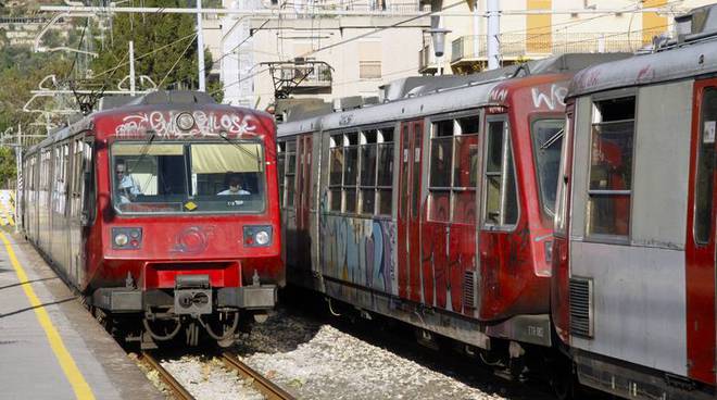 https://www.positanonews.it/photogallery_new/images/2019/07/treni-della-circumvesuviana-3255075.660x368.jpg