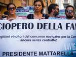I Navigator a Napoli continuano lo sciopero della fame. Proteste dei laureati al Palazzo Santa Lucia 