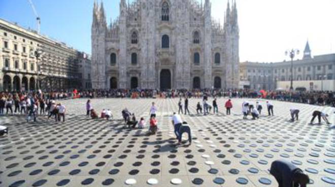 Milano, \"apparecchiata\" piazza Duomo contro la fame nel mondo