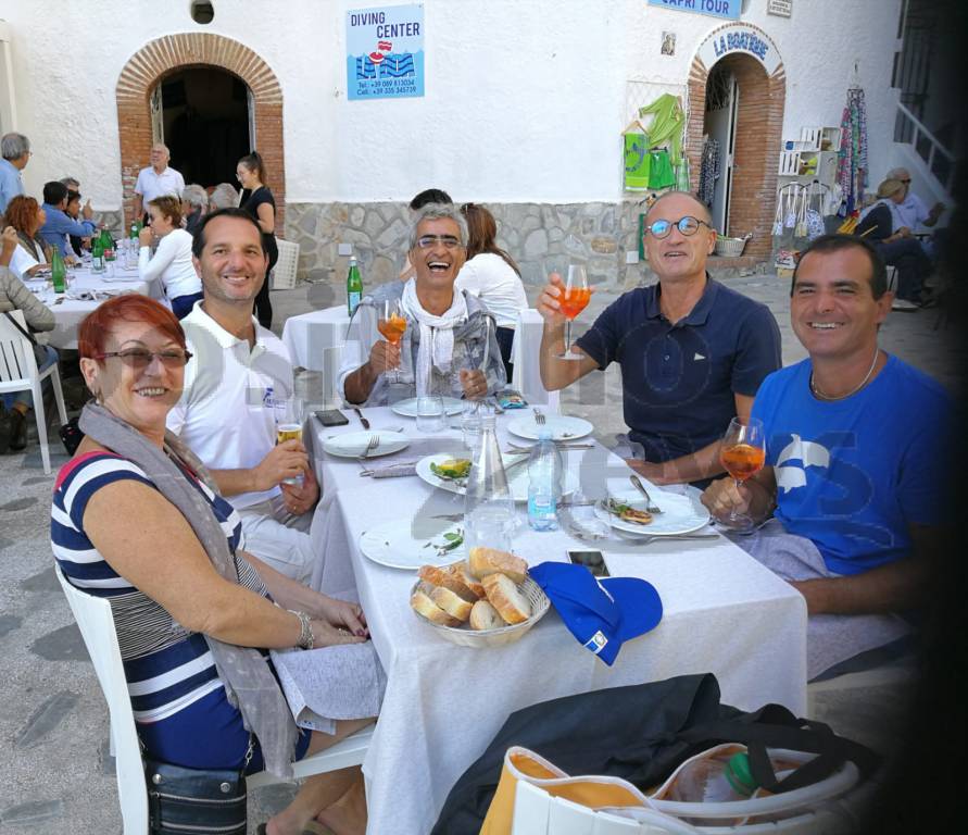 Praiano, l'accoglienza di Salvatore Cimmino dopo la grandiosa traversata da Positano