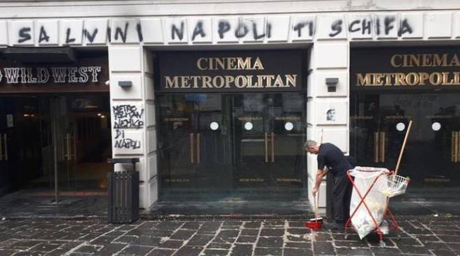 scritte contro salvini napoli