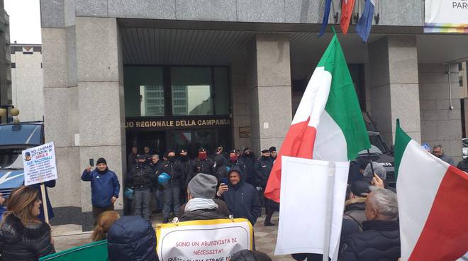 corteo regione demolizioni