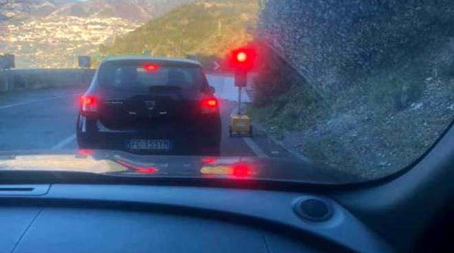 Auto al semaforo in Costiera 