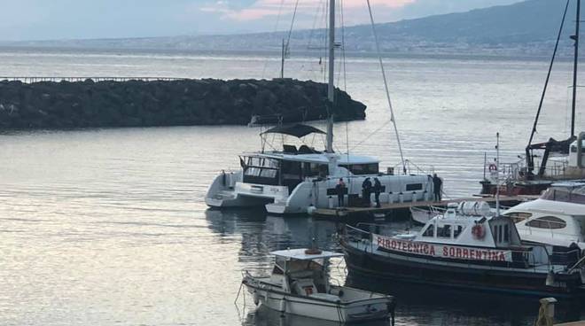 Piano di Sorrento. Il Catamarano francese lascia il porto per le Eolie -  Positanonews