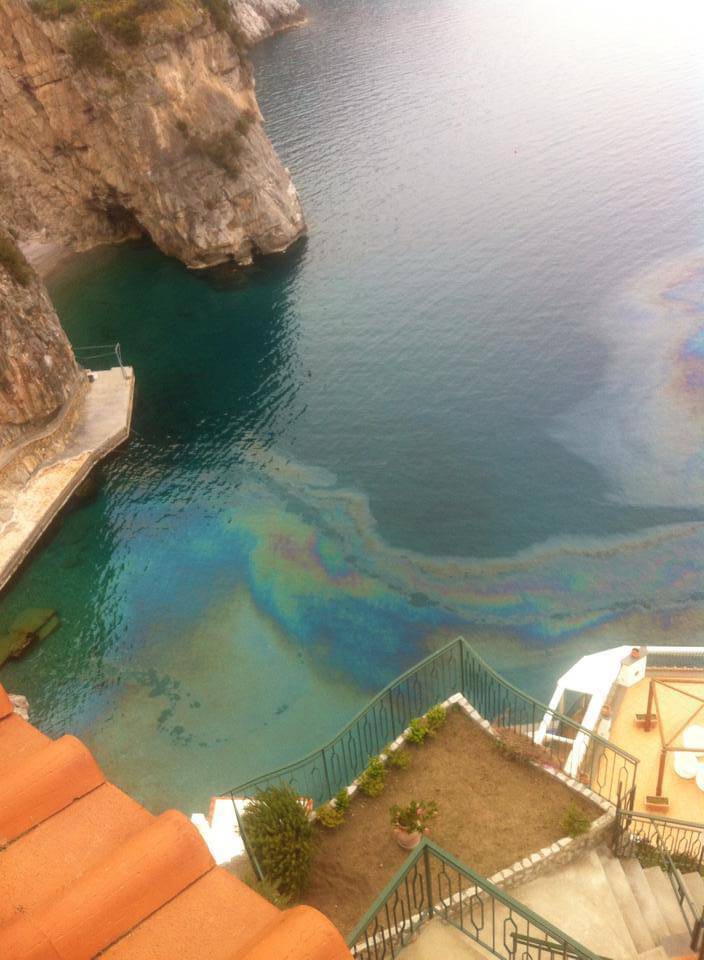 praiano macchia gasolio mare praia