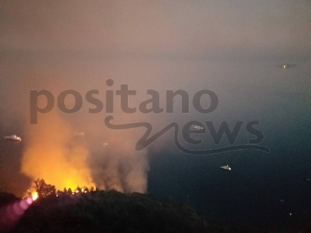 Positano, elicottero e Vigili del Fuoco all'opera per spegnere l'incendio