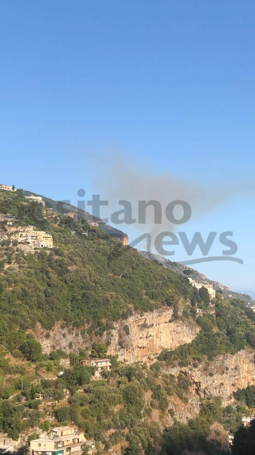 Positano. Riprende ancora l'incendio a Laurito 