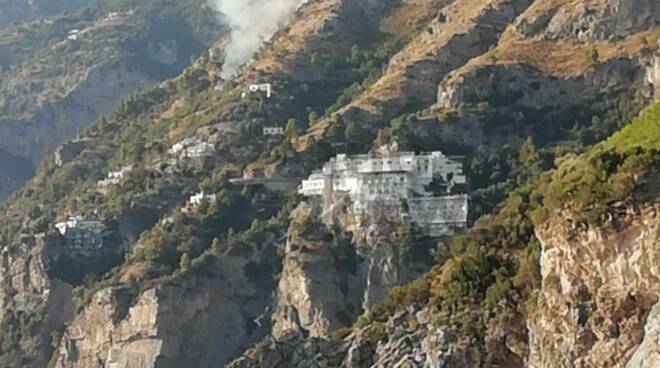 Positano. Riprende ancora l'incendio a Laurito 