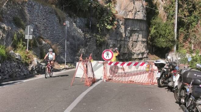 praiano ciclista per la strada interdetta