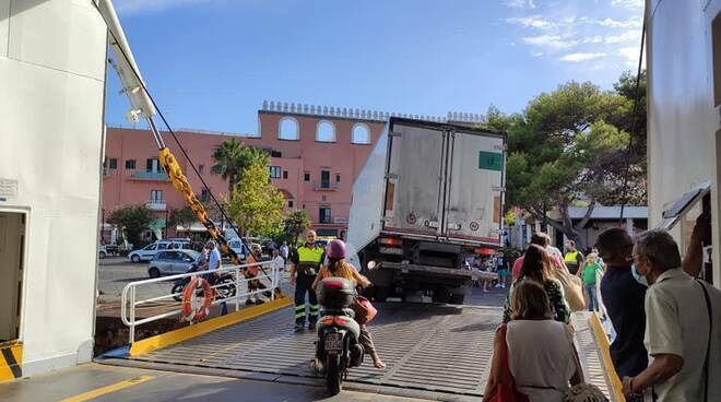 Foto Maurizio Vitiello - Al porto di Procida