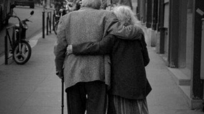 anziani che si abbracciano