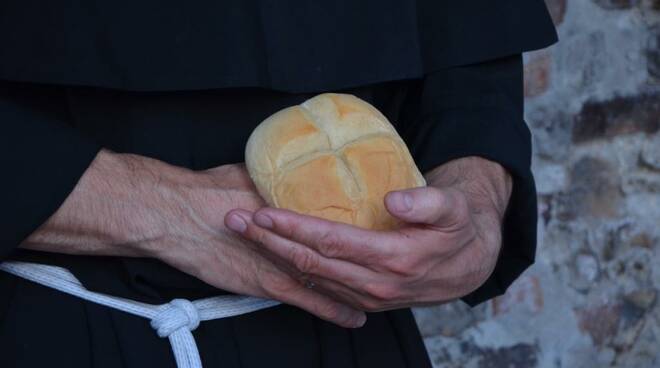 Perché il giorno di Sant'Antonio da Padova si distribuisce il pane  benedetto? - Positanonews