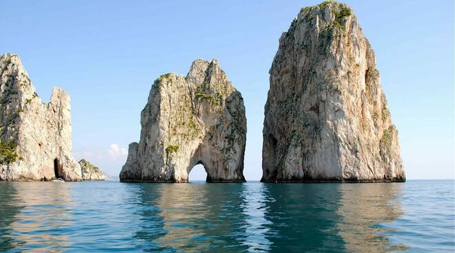 Capri, fioccano le multe per le imbarcazioni in sosta nei pressi dei Faraglioni