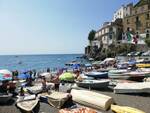 Minori, poco spazio per i bagnanti sulla spiaggia libera occupata in buona parte dalle barche 