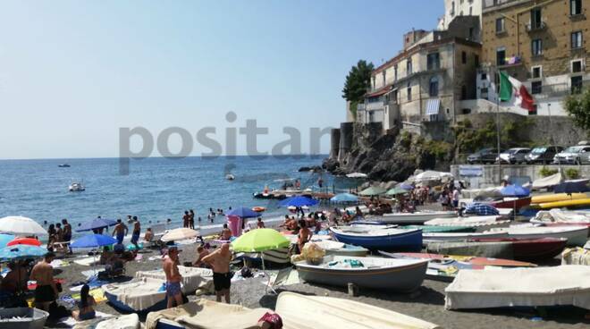 Minori, poco spazio per i bagnanti sulla spiaggia libera occupata in buona parte dalle barche 