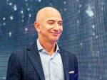 L'imprenditore Bezos a Positano regala una carta Amazon da 3.000 euro al tassista