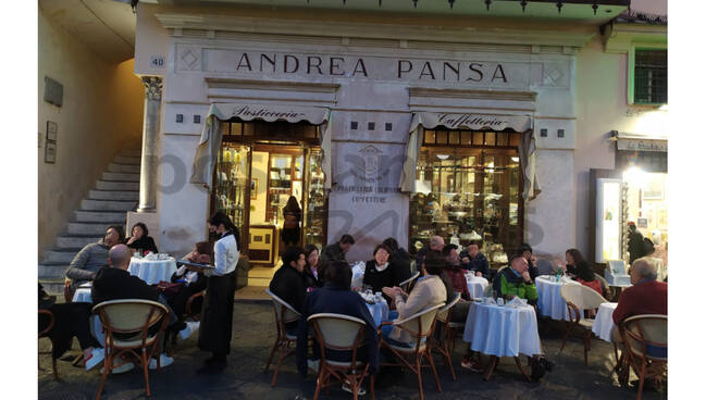 Amalfi piena di vita anche in autunno con molte attività aperte. Imperdibile una sosta alla Pasticceria Pansa