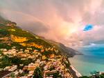 Positano, la magia di un arcobaleno che abbraccia la città negli scatti di Giuseppe Di Martino