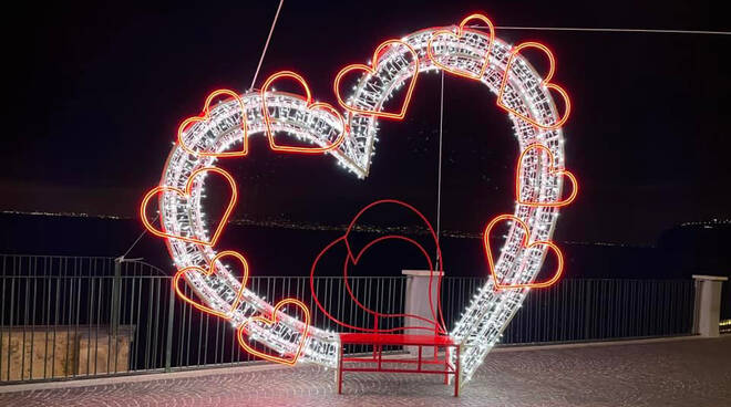 Sorrento, l'incanto della Villa Comunale illuminata in occasione della Festa di San Valentino