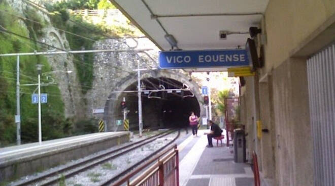 Tragedia a Vico Equense, uomo perde la vita gettandosi sotto il treno della Circumvesuviana