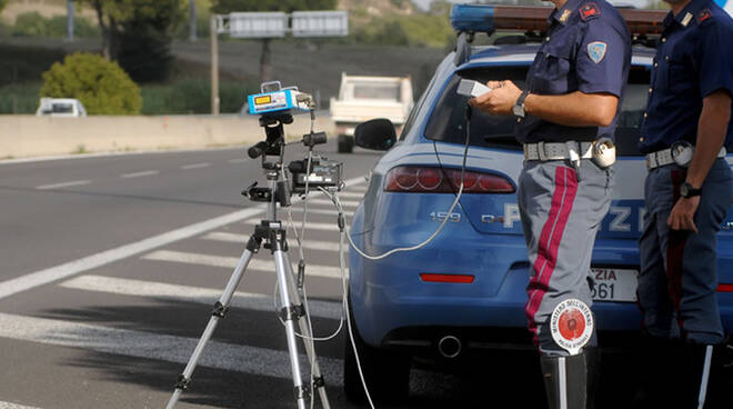 La Polizia Stradale di Sorrento attiva un servizio di controllo tramite Autovelox sulla Statale 145