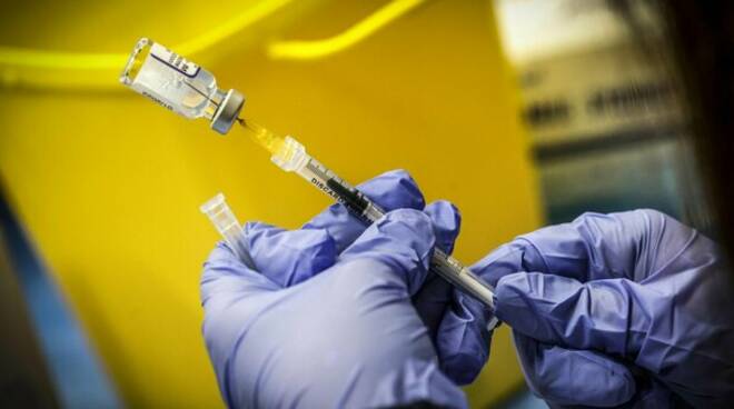 Covid, in arrivo un terzo vaccino a Rna: sarà “autoamplificante”