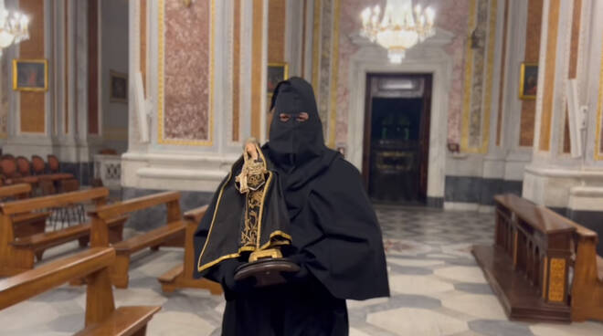 Piano di Sorrento, Venerdì Santo torna la Processione Nera. In un video il ricordo del silenzio dei due anni di pandemia